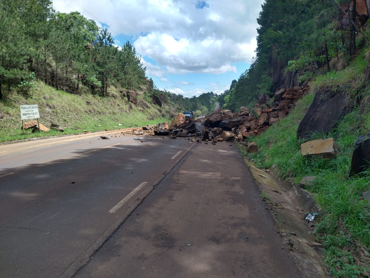 Deslizamento De Pedras Interdita Br Em Laranjeiras Do Sul Jornal