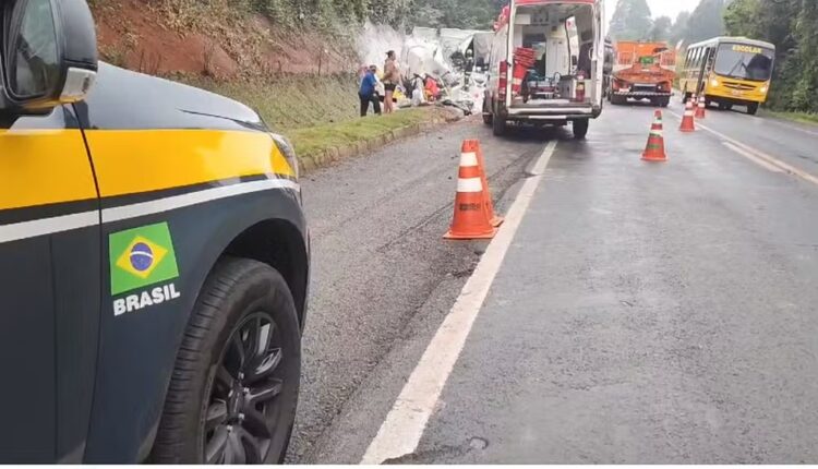 Colisão entre carretas na BR 277 deixa um morto e um ferido em