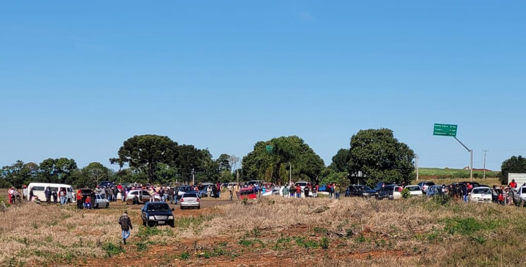 Multidão tentando furtar a carga da carreta tombada