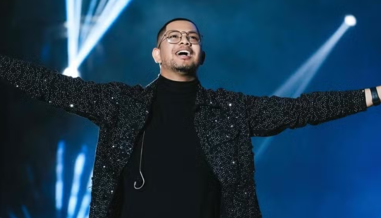 O cantor tinha 30 anos e morreu após passar mal enquanto fazia um show na noite de quarta-feira (13). - Foto: Reprodução