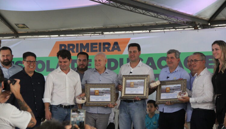 Da direita para esquerda, a primeira dama e secretária de governo Emerenciane Mendes, o prefeito Fábio dos Santos, o deputado Paulo Bazana, o governador Ratinho Junior e os deputados Ademar Traiano, Alexandre Curi e Adão Litro. - Crédito: Jornal Correio do Povo